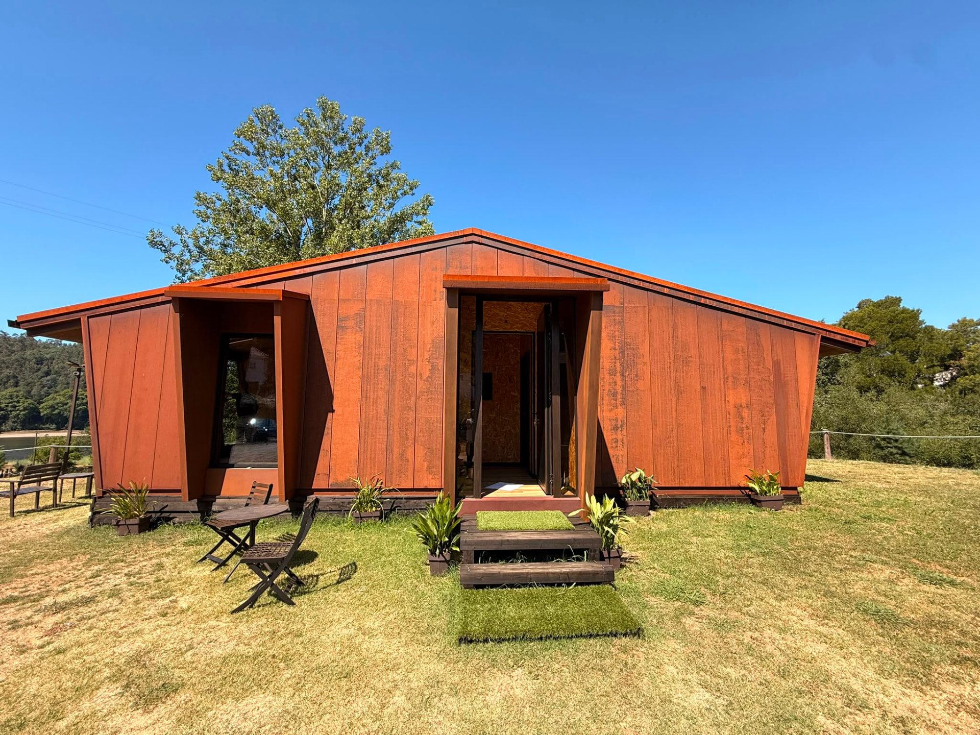Casa de madeira com acabamento corten no Chão da Carvalha